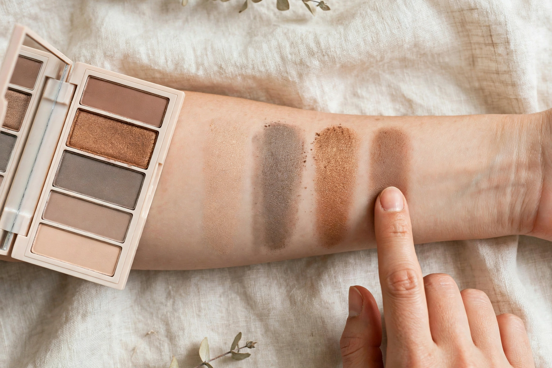 Swatches of neutral eyeshadow shades for choosing a beginner eyeshadow palette